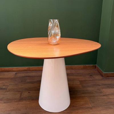 Mesa De Jantar Cone Redonda Orgânica Sol 120x110cm Madeira E Laca