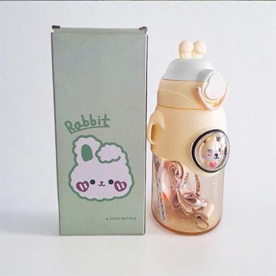 Garrafa Infantil Coelhinho Amarela Com Enfeite De Rena 520ml Alça Canudo E Adesivos Divertidos