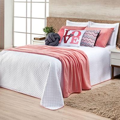 Kit Cobre Leito Colcha Queen Mariah Branco/rosê Com Almofadas Estampadas E Xale Mantinha Para Cama 10 Peças