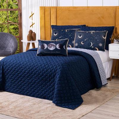 Kit Cobre Leito Colcha Casal Padrão Astros Azul Marinho Com Almofada Estampada 06 Peças - Dupla Face Percal 300 Fios