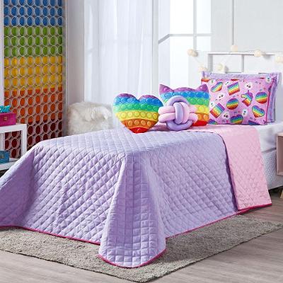 Kit Cobre Leito Colcha Solteiro Pop It Lilás/rosa Dupla Face Com Almofadas Estampadas 06 Peças