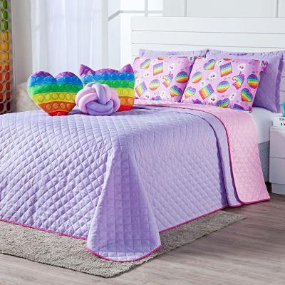 Kit Cobre Leito Colcha Queen Pop It Lilás/rosa Dupla Face Com Almofadas Estampadas 08 Peças