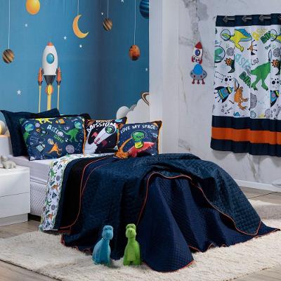 Kit Cobre Leito Colcha Casal Padrão Astrodino Azul Marinho/preto Dupla Face Com Almofadas Estampadas 07 Peças