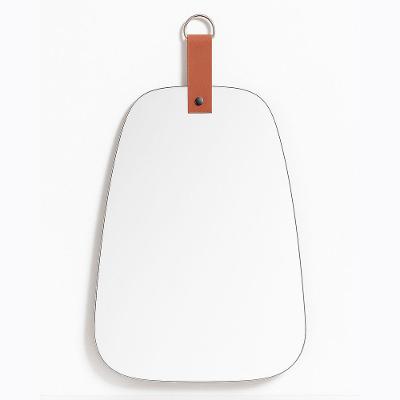 Espelho Decorativo Oval Orgânico para Pendurar 39X29CM com Alça de Couro Sintético