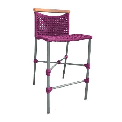 Banqueta Anne Em Corda Náutica Base Em Alumínio Cinza Com Detalhe Em Madeira Rosa