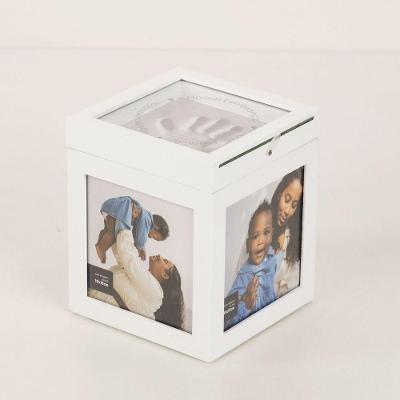 Porta-retrato Caixa Mão de Bebê para Até 3 Fotos 10CM X 10CM com Espaço para Lembranças Imaginarium