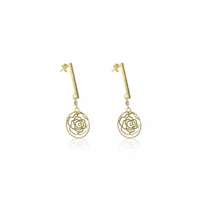 Brinco Floratta Joias Médio de Fio Trabalhado com Flor Vazada Banhado em Ouro 18K 4,7CM