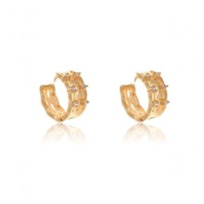 Brinco Argola Trabalhada Vazada Com 4 Zircônias Banhado Em Ouro 18k [f027]