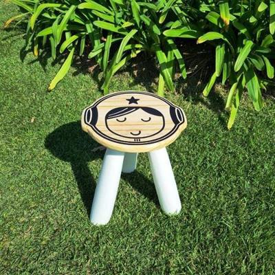 Banqueta Infantil Mini Banqueta Astronauta Estrutura Polietileno Assento Madeira Global UP