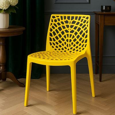 Cadeira Gruvyer Estrutura em Plástico Amarelo para Ambientes Internos e Externos