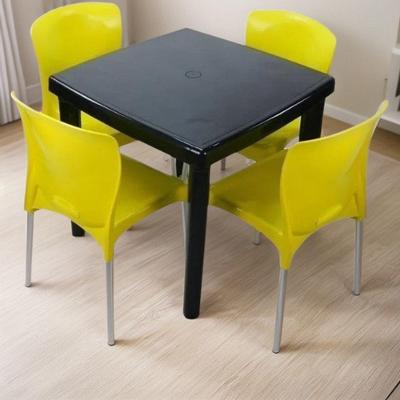 Conjunto Mesa Quadrada e 4 Cadeiras com Pés de Alumínio Estrutura em Plástico Assentos Confortáveis