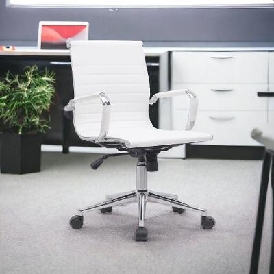 Cadeira de Escritório Charles Eames Diretor em Couro Natural Base com Rodízios Giratória Branco