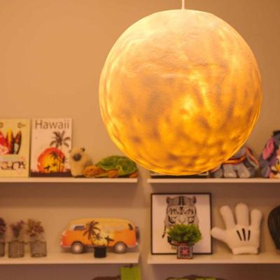 Luminária Pendente Full Moon Tpc Decorativa em Formato de Lua Cheia com Luz Ambiente para Quarto