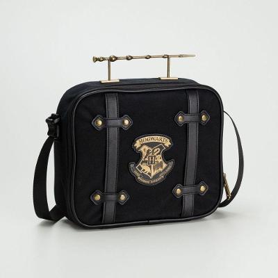 Bolsa Térmica Hp Varinha em Poliéster com Alça Regulável e Detalhe Metálico Decorativo Preto