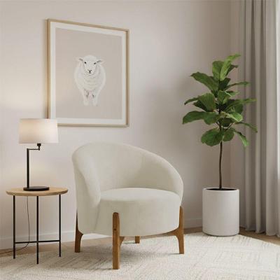 Poltrona Decorativa Orgânica Ariel Boucle Bege com Pés Madeira para Sala Loja Sheep