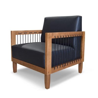 Poltrona Decorativa Daia Corino Preto com Pés de Madeira para Sala Loja Sheep