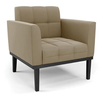 Poltrona Decorativa Karen Suede Nude com Pés Fixos em Madeira para Sala de Estar Gran Belo