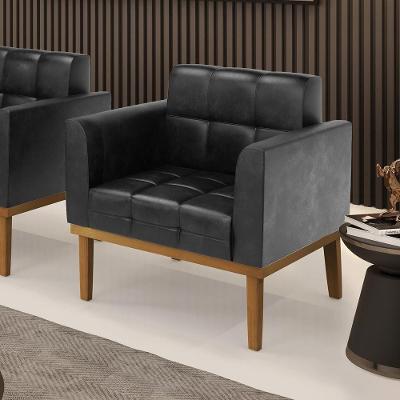 Poltrona Decorativa Karen para Sala de Estar Pu Preto Brilho com Pés em Madeira Gran Belo