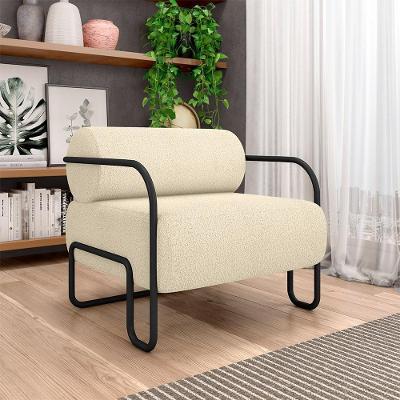 Poltrona Decorativa Polatsk G33 para Sala de Estar Bouclê Bege com Estrutura de Ferro Gran Belo