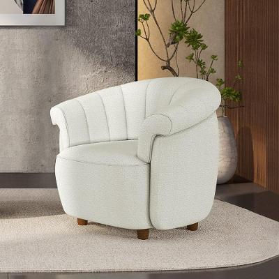 Poltrona Decorativa Latvia G45 Bouclê Off White com Pés de Madeira Confortável Gran Belo