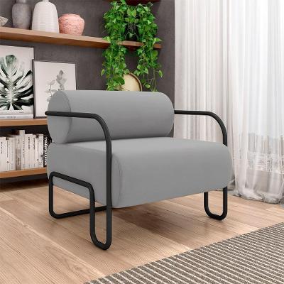 Poltrona Decorativa Polatsk G33 Sala de Estar em Veludo Cinza Claro com Base de Ferro Gran Belo