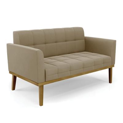 Poltrona Namoradeira Karen G19 Suede Nude para Sala de Estar com Pés em Madeira Castanho Gran Belo