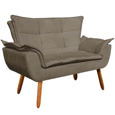 Poltrona Namoradeira Charger G19 Suede Nude com Pés Palito para Sala de Estar Gran Belo