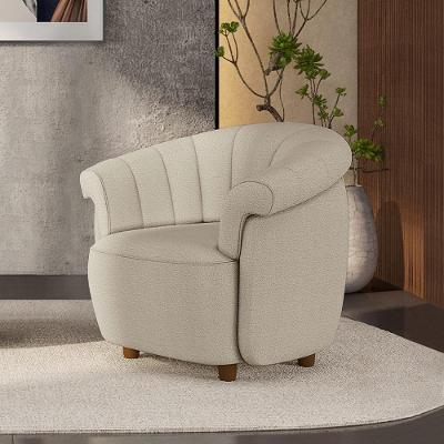 Poltrona Decorativa Latvia G45 Bouclê Bege com Pés de Madeira para Sala Gran Belo
