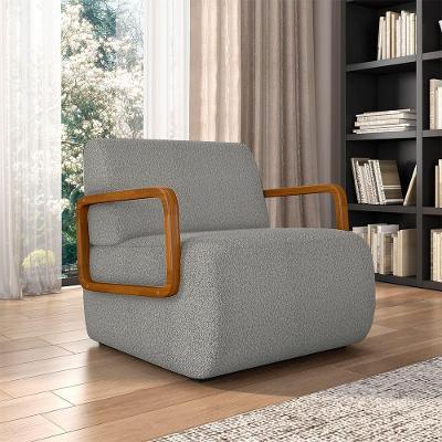 Poltrona Odessa Sala de Estar Decorativa Bouclê Cinza com Braços em Madeira Gran Belo