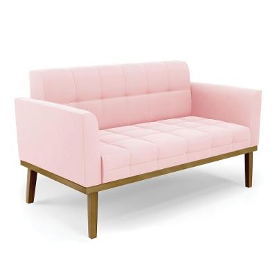 Poltrona Namoradeira Karen G19 Suede Rosa Bebê com Pés Fixos em Madeira para Sala Gran Belo