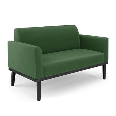 Poltrona Namoradeira Isabella Suede Verde G19 para Sala de Estar com Pés em Madeira Gran Belo