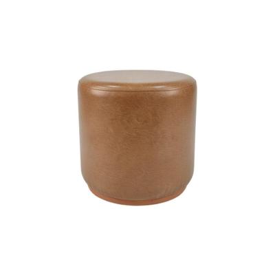 Puff Dandara Redondo Madeira Maciça Assento de Espuma Revestimento Corino Caramelo Talento Móveis