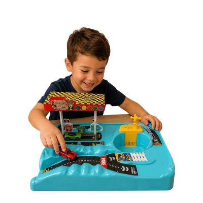 Pista Infantil Turma da Manica Posto de Gasolina e Lava Rápido com Dois Carrinhos Lua de Cristal