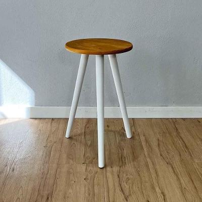 Mesa Lateral Redonda Pé Palito Madeira Pinus Nozes e Branco Artfactory Design