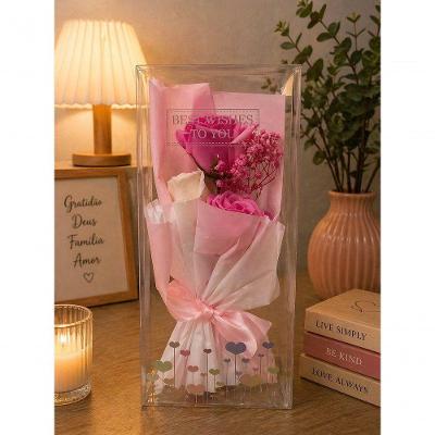 Buquê Decorativo Rosa com Caixa Transparente e Laço Ideal