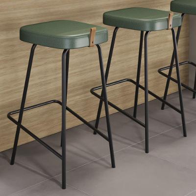 Kit 02 Banquetas Altas Vik Estofadas em Courino sem Encosto Verde Abmaza