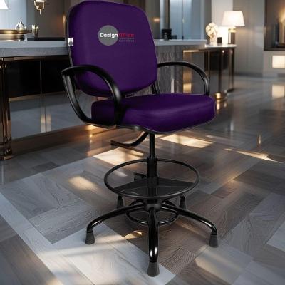 Cadeira Secretária Linha Plus Size Revestida em Couro Sintético Base Giratória com Ajuste de Altura