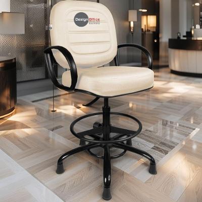 Cadeira Secretária Caixa Alta Linha Plus Size Revestimento em Couro Sintético Base Giratória Bege