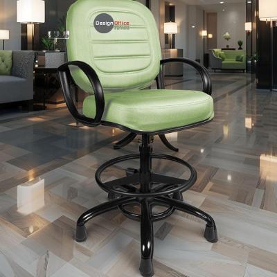 Cadeira Secretária Linha Plus Size Revestida em Courino Base de Aço Giratória com Ajuste de Altura