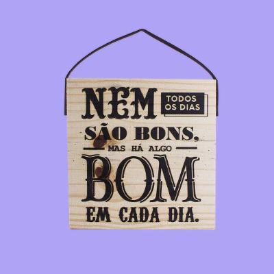 Quadrinho Decorativo Algo Bom Tpc em Madeira 19x19CM com Alça de Couro Sintético e Mensagem