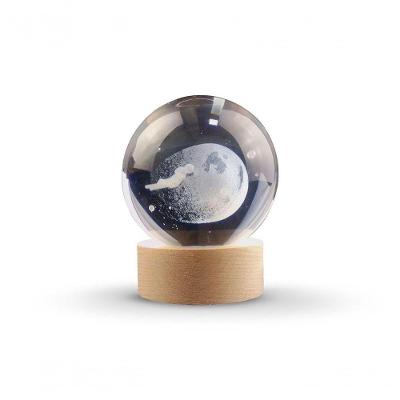 Luminária de Mesa Globo Astronauta Led Usb com Esfera de Vidro 3D e Base de Madeira