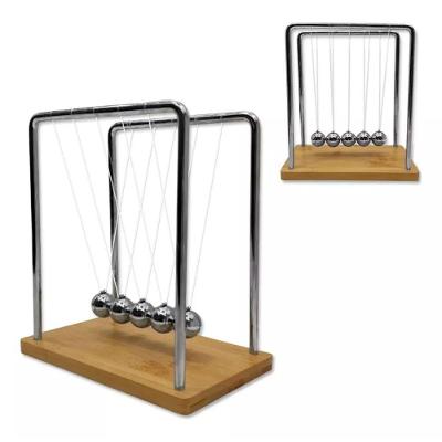 Pêndulo de Newton Pequeno com Base de Bambu Decorativo Educativo para Mesa Prata Negócio de Gênio