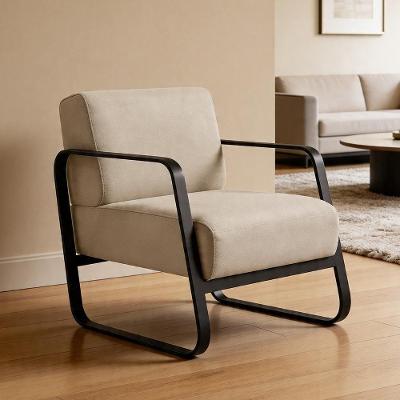 Poltrona Decorativa Marathi K01 para Sala Veludo Bege com Base Industrial Preta Lyam Decor
