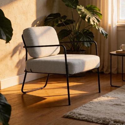 Poltrona Decorativa Sumatra K01 para Sala em Linho Cinza Claro Base Industrial Preta Lyam Decor
