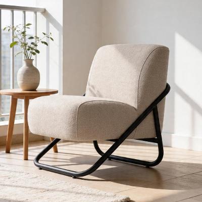 Poltrona Decorativa Borneu K01 para Sala Bouclê Bege com Espuma D-33 Base Preta Lyam Decor