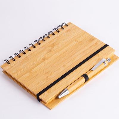 Caderno Bambu Kokeshi Bambuu Time Grande 70 Folhas Pautadas com Elástico e Caneta Bege