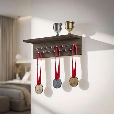 Porta Medalhas Nogal 45cm com 15 Pinos e Suporte para Troféus Marrom