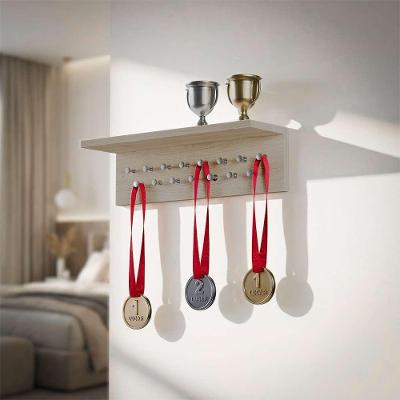 Porta Medalhas Carvalho 45cm com 15 Pinos e Prateleira para Troféus Bege