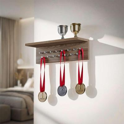 Porta Medalhas Freijó 45cm com Pinos Metálicos e Prateleira para Troféus Marrom