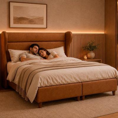 Cama Box King com Cabeceira Elegante Courino Caramelo Estofada Sallar Home